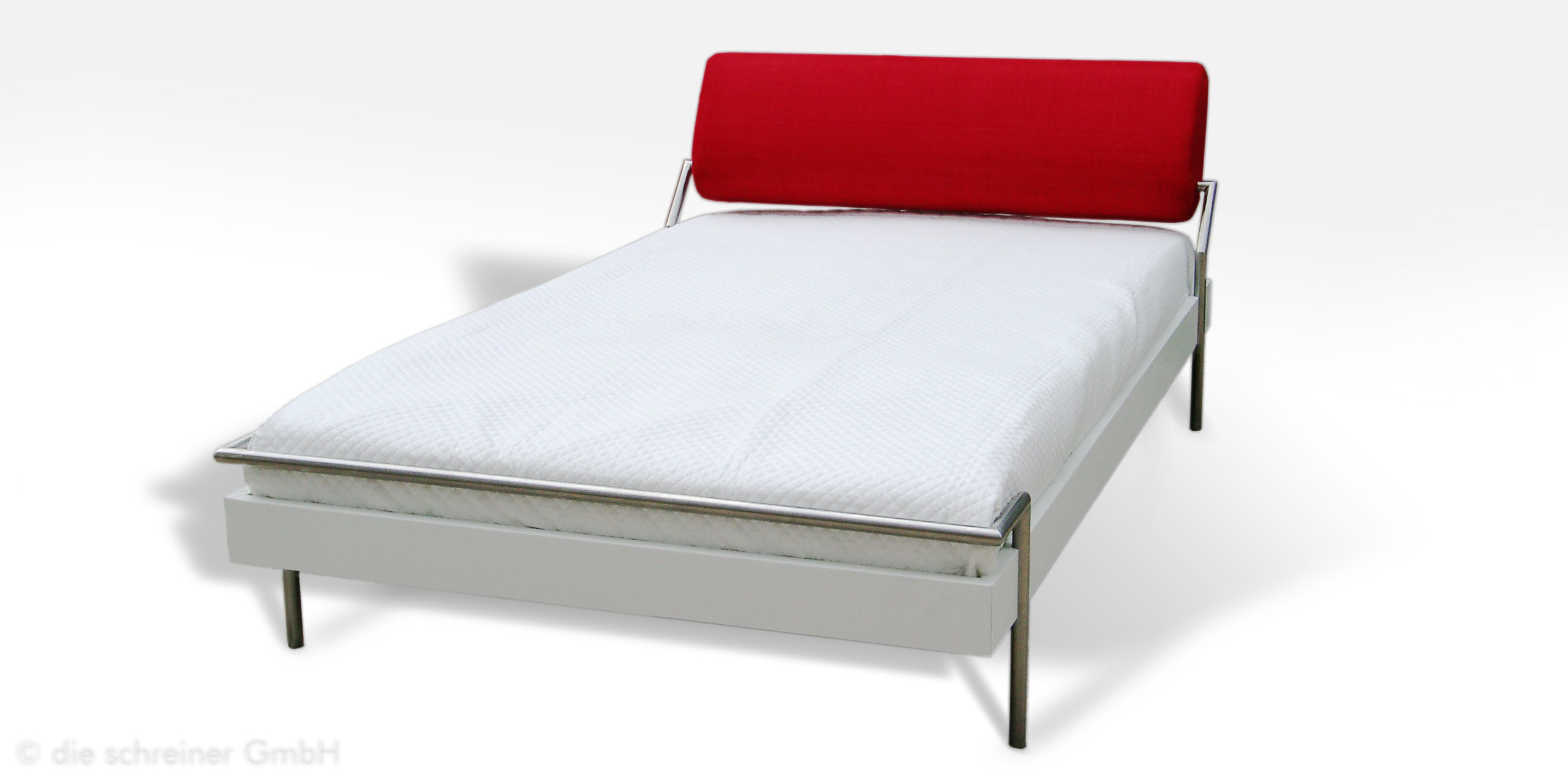 Bett in Lack und Edelstahl