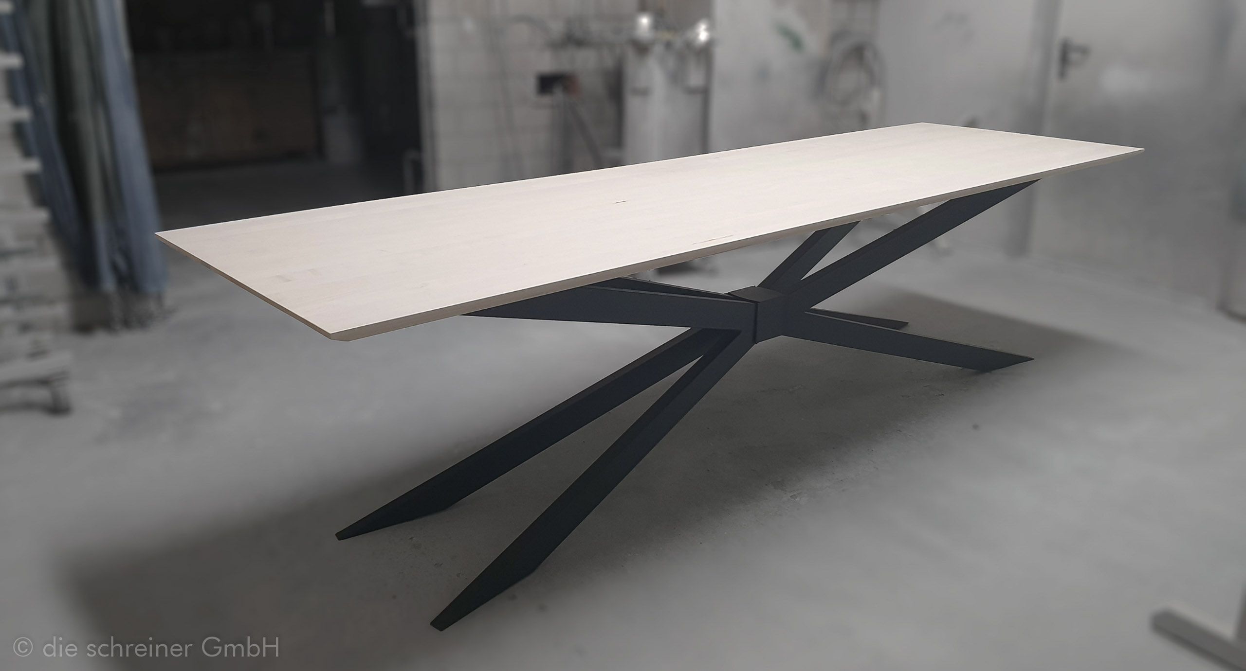 Tisch in Ahorn-roh-mit Stahlgestell